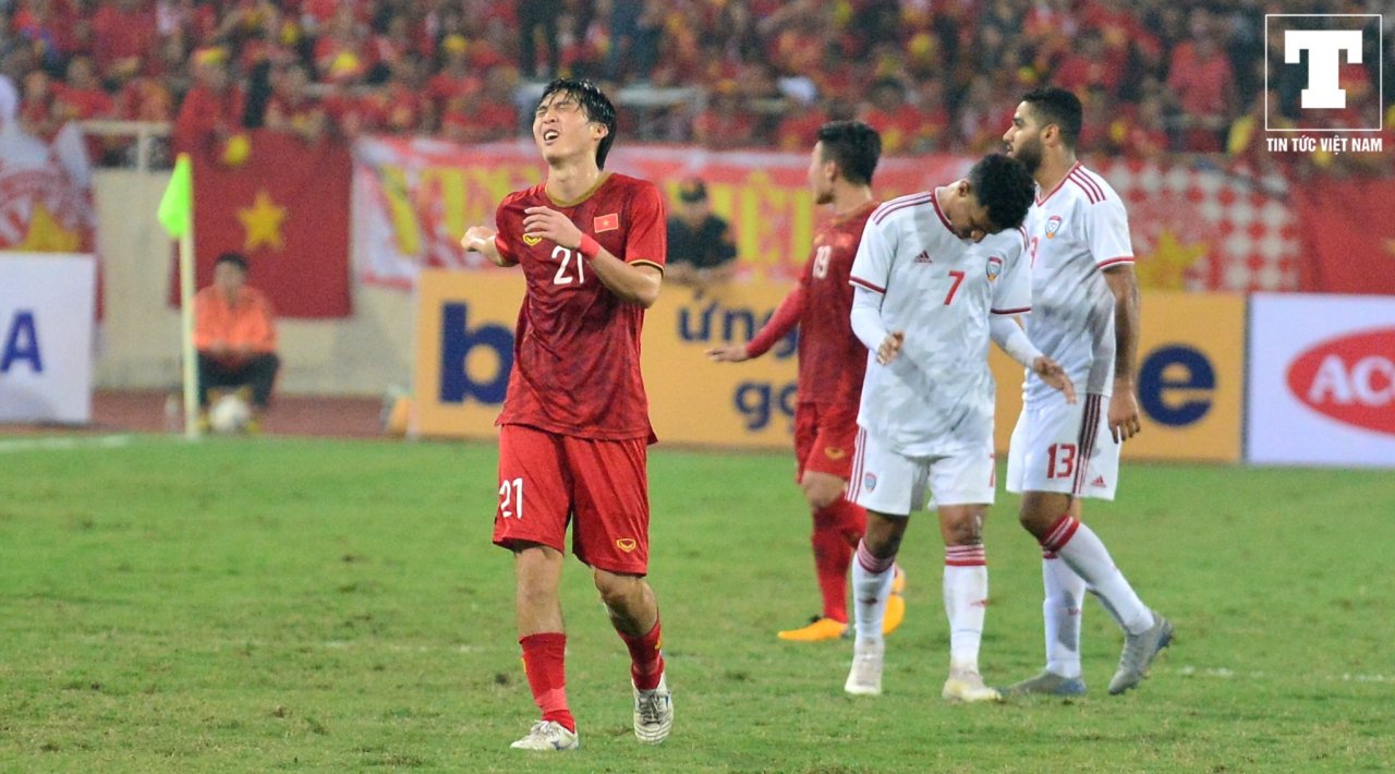 messi-uae-to-trong-tai-phat-the-khi-tuan-anh-dung-tay-can-bong-giua-san