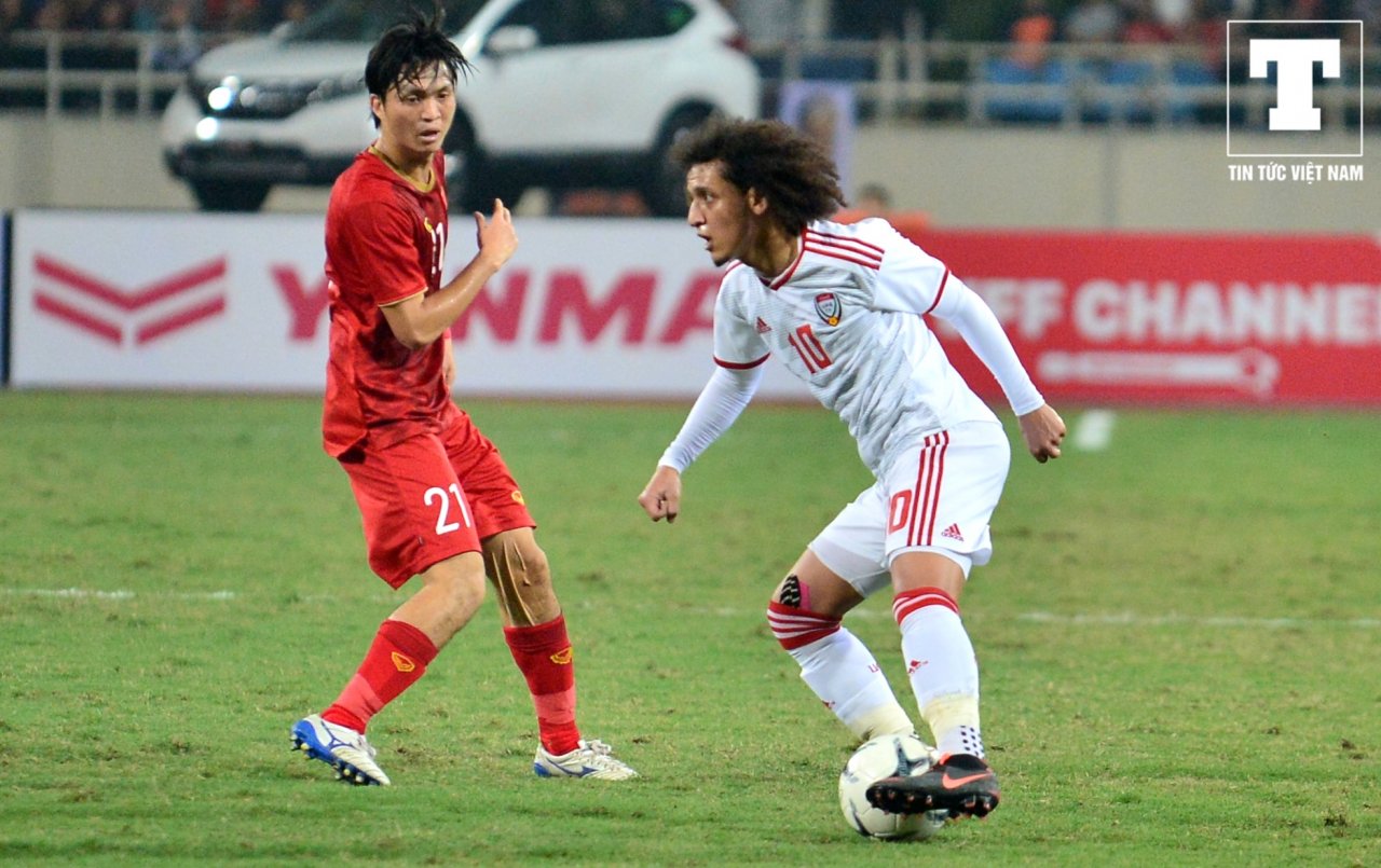 messi-uae-to-trong-tai-phat-the-khi-tuan-anh-dung-tay-can-bong-giua-san