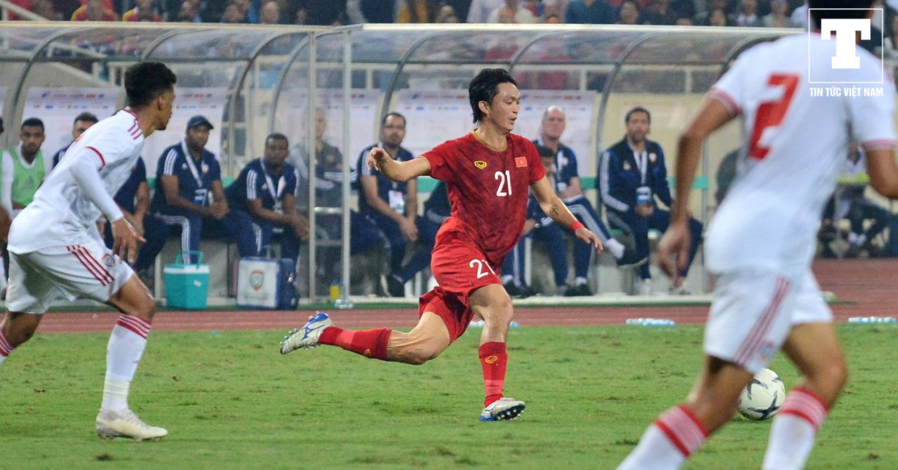 messi-uae-to-trong-tai-phat-the-khi-tuan-anh-dung-tay-can-bong-giua-san