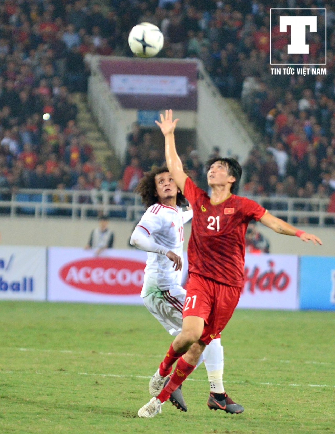 messi-uae-to-trong-tai-phat-the-khi-tuan-anh-dung-tay-can-bong-giua-san