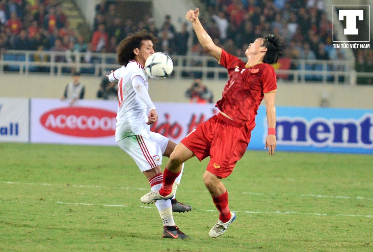 messi-uae-to-trong-tai-phat-the-khi-tuan-anh-dung-tay-can-bong-giua-san
