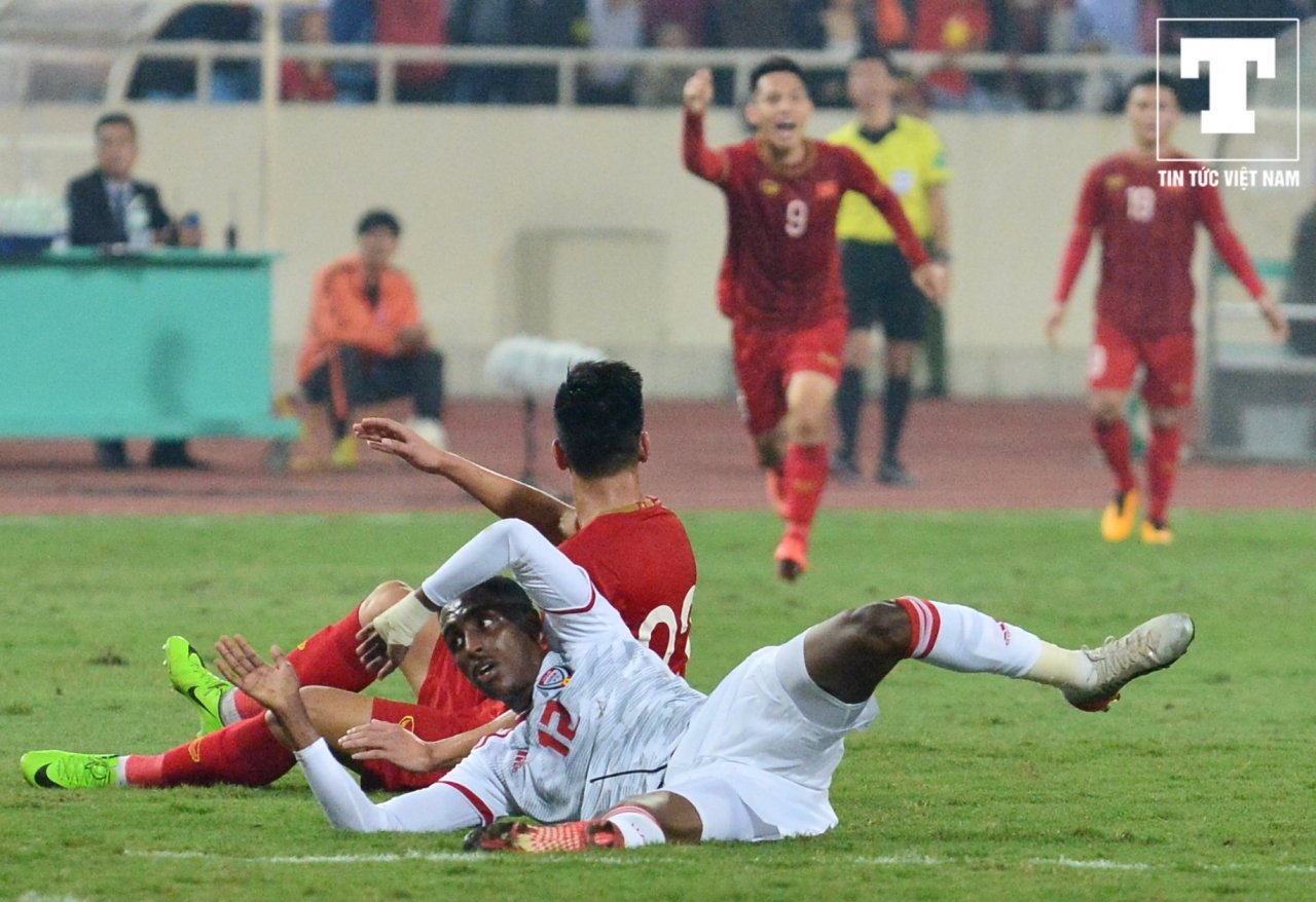 quay-kin-trong-tai-nhung-khong-thay-doi-duoc-quyet-dinh-cau-thu-uae-bieu-cam-hai-huoc-truoc-khi-roi-san