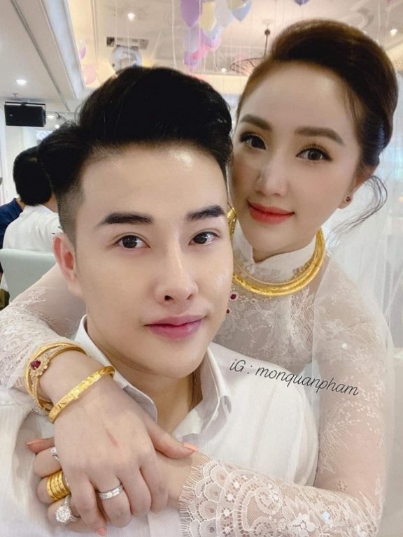 Bảo Thy đeo đầy vàng trong lễ cưới tại nhà thờ An Phú.