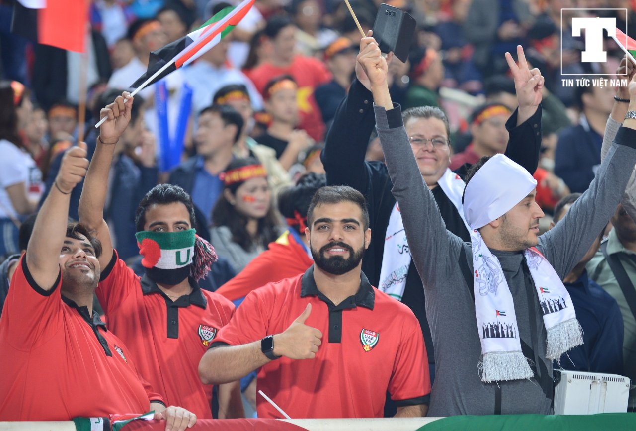 sau-su-viec-nem-vang-tai-asian-cup-2019-cdv-uae-hao-hung-den-chao-lua-my-dinh-roi-lang-le-di-ve