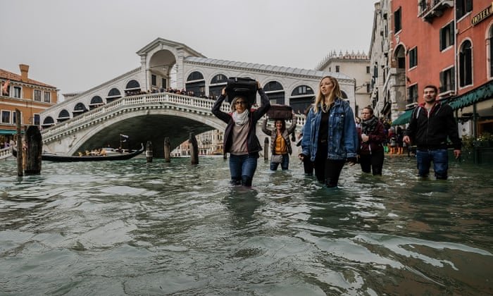 Nhiều du khách vẫn đi thăm Venice dù thành phố bị ngập lụt.