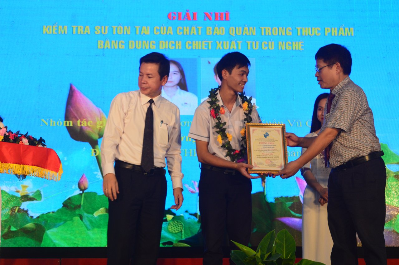 phat-hien-cha-co-han-the-hay-khong-nho-loai-giay-cua-hai-hoc-sinh