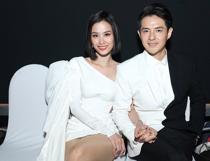 Đông Nhi cắt tóc ngắn sau đám cưới cổ tích với Ông Cao Thắng. Đôi vợ chồng đã trở lại lịch làm việc bình thường sau hôn lễ đình đám tại Phú Quốc.