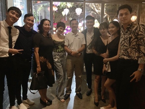 Bảo Anh thân thiết bên gia đình Quốc Trường. 