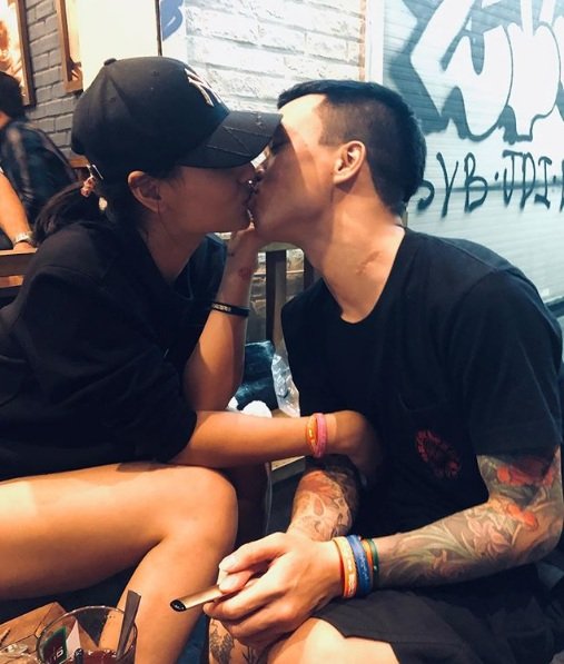Hồng Quế khoe ảnh hôn bạn trai chốn đông người.