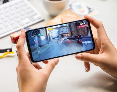 Việt Nam đã tự sản xuất điện thoại thông minh, thế tại sao họ vẫn chưa bán được?