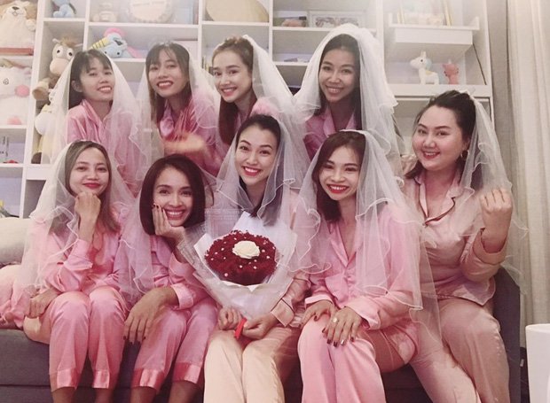 sao-viet-hom-nay-mai-phuong-thuy-tha-rong-vong-mot-tao-bao-ha-tang-kieu-sa-voi-ao-dai-den