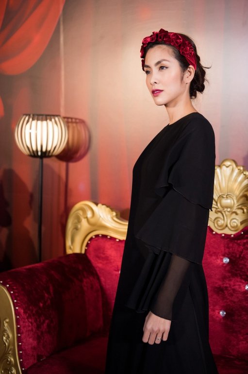 sao-viet-hom-nay-mai-phuong-thuy-tha-rong-vong-mot-tao-bao-ha-tang-kieu-sa-voi-ao-dai-den