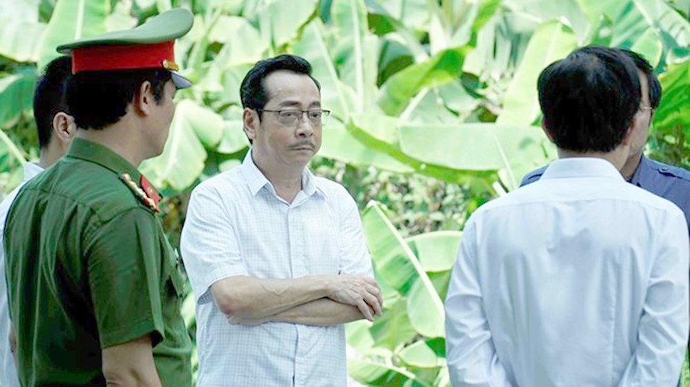 sao-viet-hom-nay-mai-phuong-thuy-tha-rong-vong-mot-tao-bao-ha-tang-kieu-sa-voi-ao-dai-den