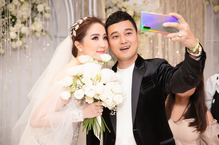 sao-viet-hom-nay-mai-phuong-thuy-tha-rong-vong-mot-tao-bao-ha-tang-kieu-sa-voi-ao-dai-den