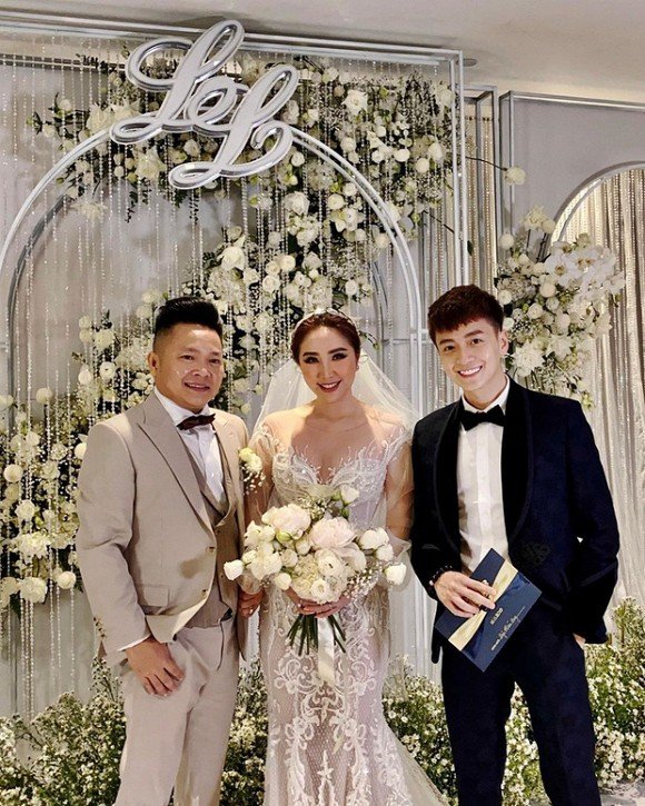 sao-viet-hom-nay-mai-phuong-thuy-tha-rong-vong-mot-tao-bao-ha-tang-kieu-sa-voi-ao-dai-den