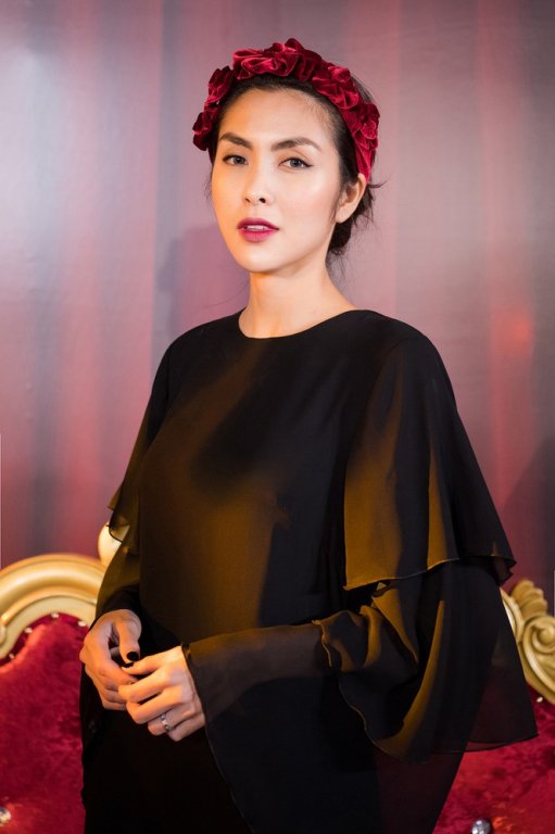 sao-viet-hom-nay-mai-phuong-thuy-tha-rong-vong-mot-tao-bao-ha-tang-kieu-sa-voi-ao-dai-den