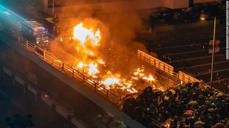 191117144437-hong-kong-police-vehichle-on-fire-exlarge-169_sugm.jpg