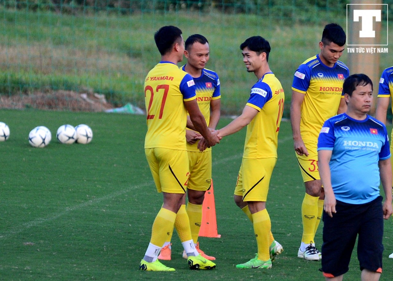 cong-phuong-bi-ha-minh-tuan-nhac-bong-trong-buoi-tap