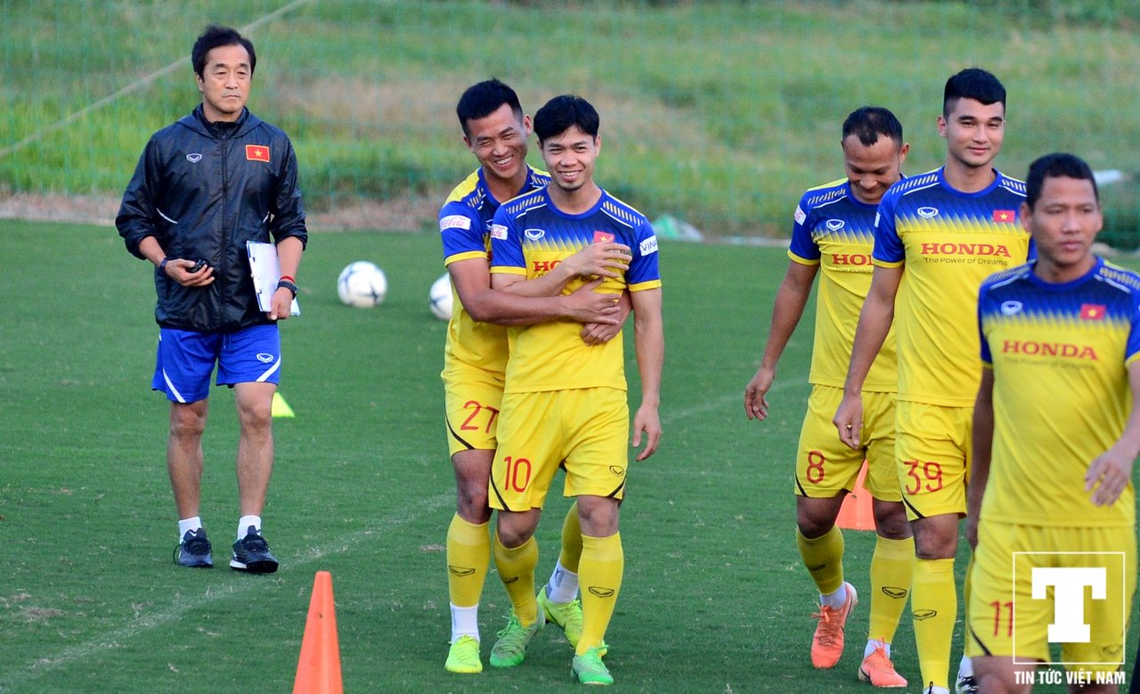 cong-phuong-bi-ha-minh-tuan-nhac-bong-trong-buoi-tap