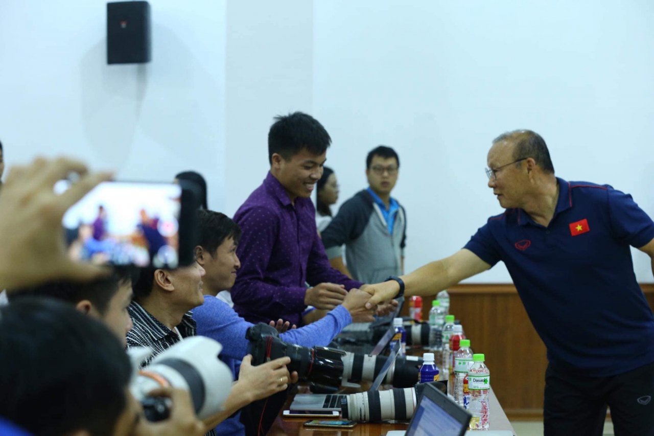 hlv-park-hang-seo-cuoi-an-y-truoc-cau-hoi-cua-phong-vien-han-quoc-ve-tuyen-viet-nam