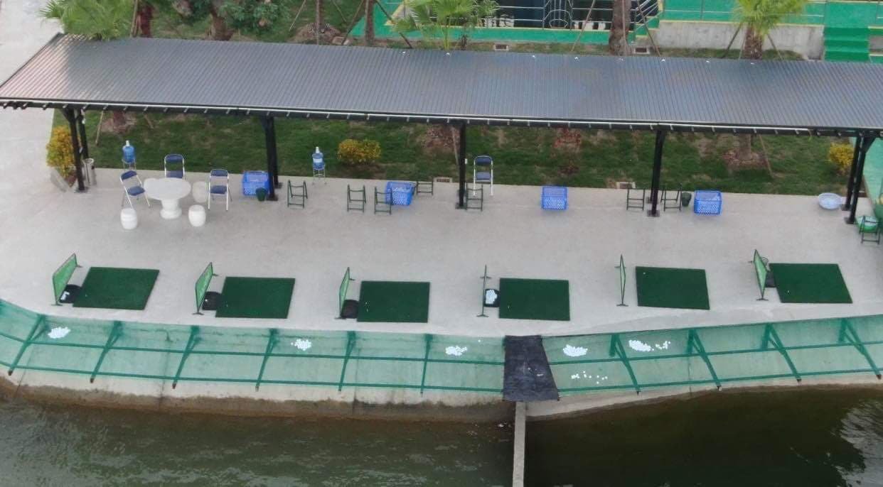 Sân tập golf ngay cạnh hồ chứa nước của Nhà máy nước mặt Sông Đuống liệu có đúng quy hoạch? (Ảnh: Cắt từ clip).