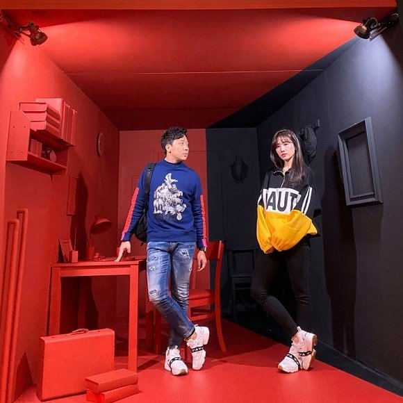 Trấn Thành cùng bà xã đi giày đôi: