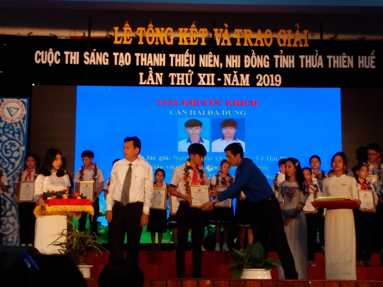 thuong-nguoi-dan-chon-que-nha-hai-hoc-sinh-che-ra-can-hai-giup-hai-cau-nhanh-hon