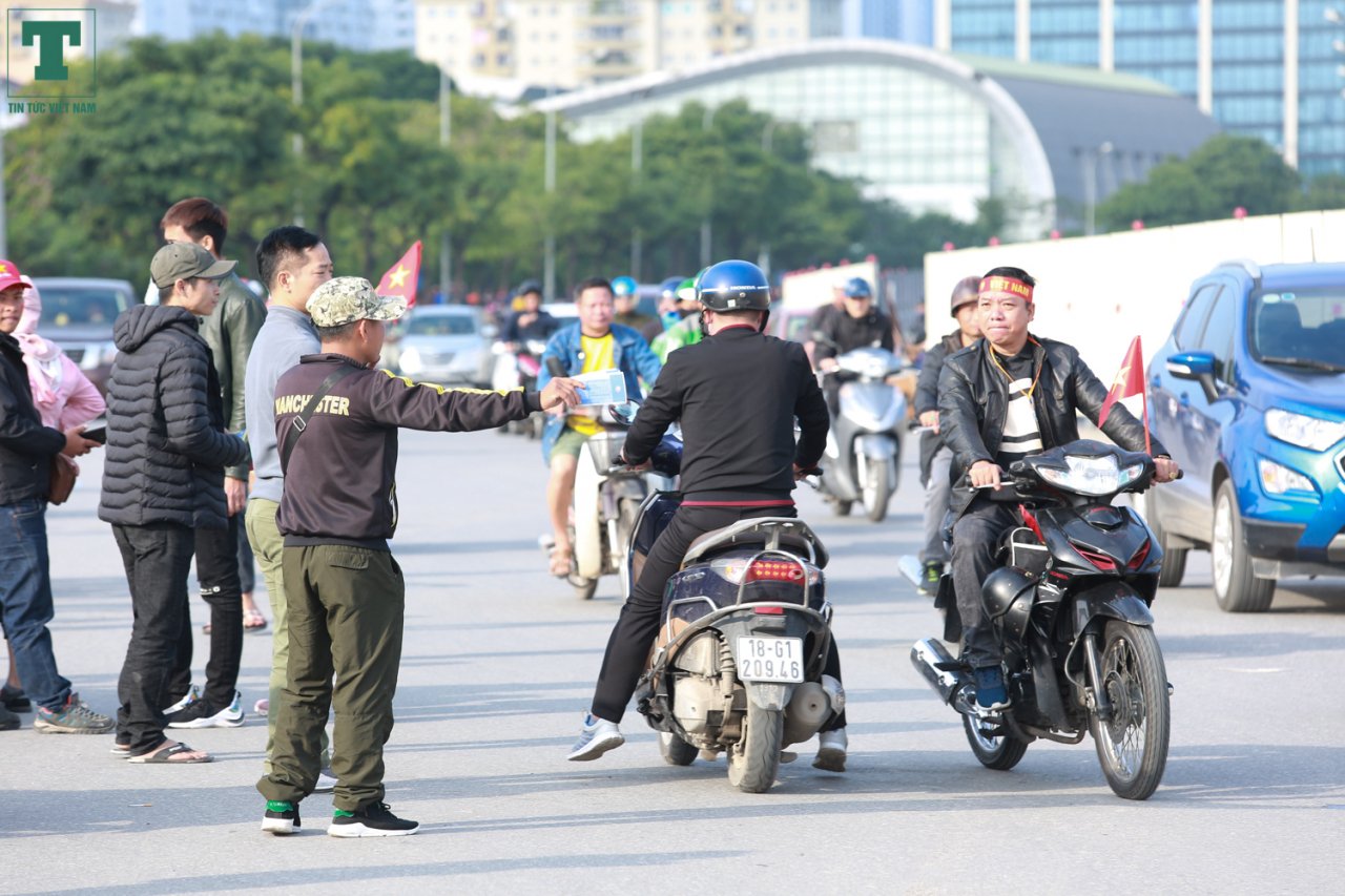 co-ve-buon-ban-tap-nap-bat-thuong-truoc-tran-dau-giua-viet-nam-thai-lan