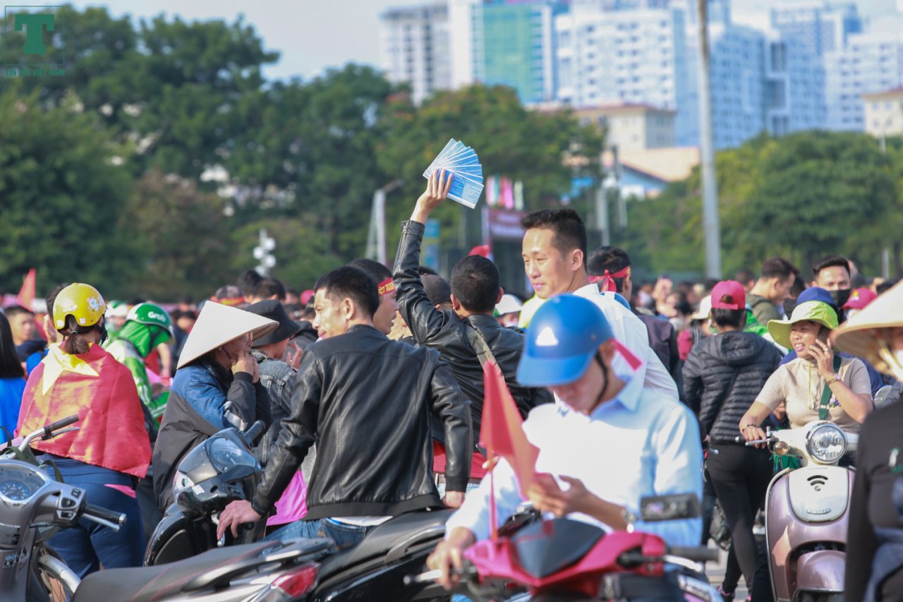 co-ve-buon-ban-tap-nap-bat-thuong-truoc-tran-dau-giua-viet-nam-thai-lan