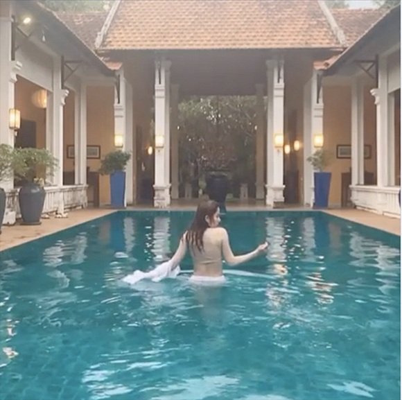 Nam Em cởi áo khoe nội y trong bể bơi gây xôn xao mạng xã hội.