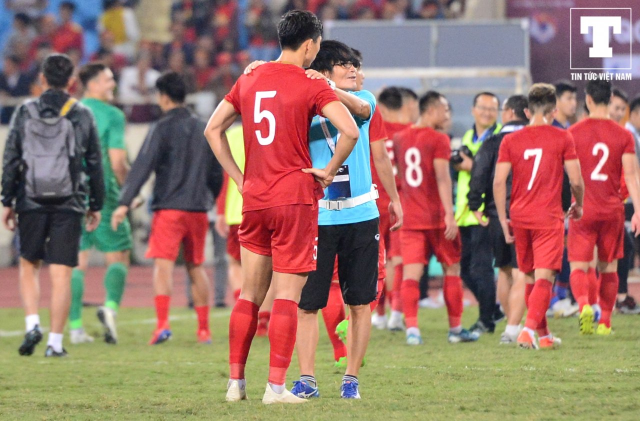 doan-van-hau-sua-sai-xa-than-minh-chan-bong-cuu-thua-cho-dt-viet-nam