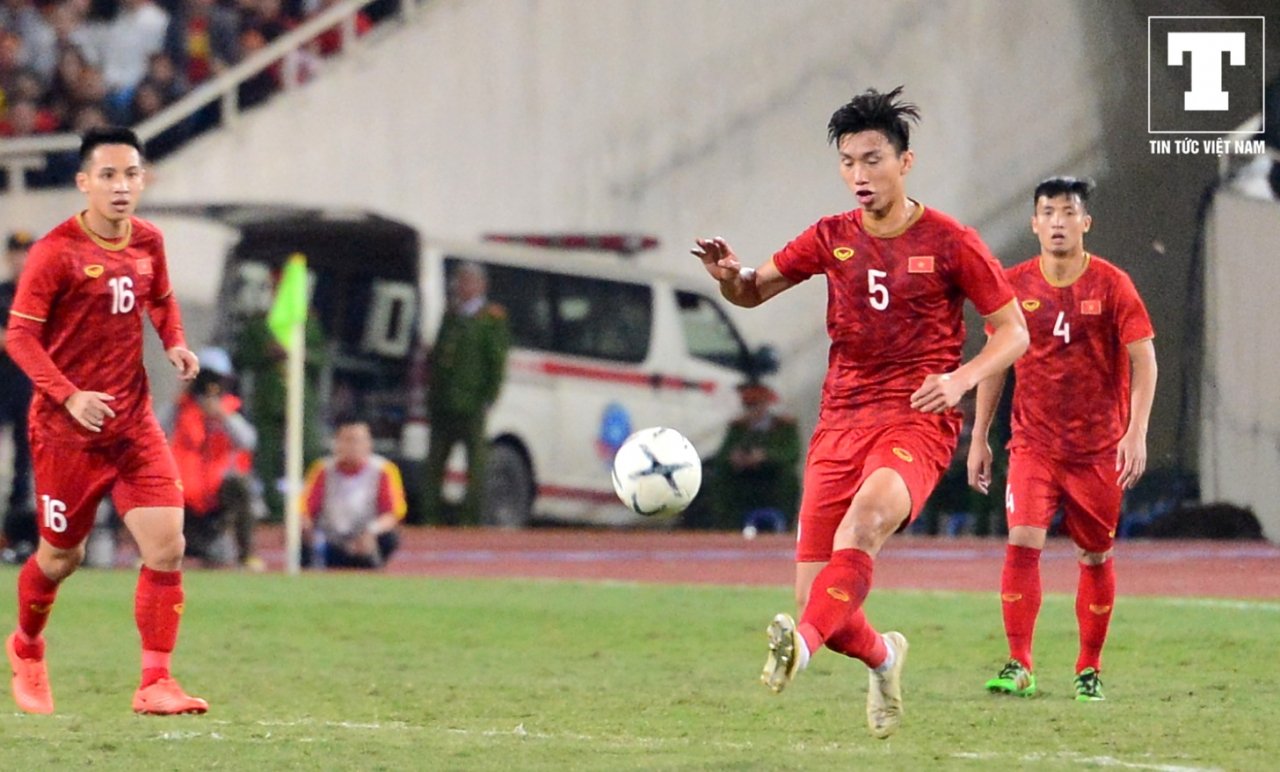 doan-van-hau-sua-sai-xa-than-minh-chan-bong-cuu-thua-cho-dt-viet-nam