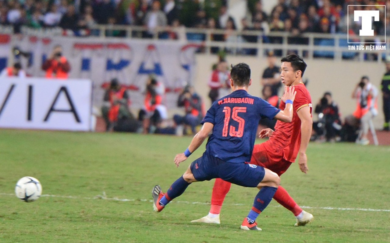 doan-van-hau-sua-sai-xa-than-minh-chan-bong-cuu-thua-cho-dt-viet-nam