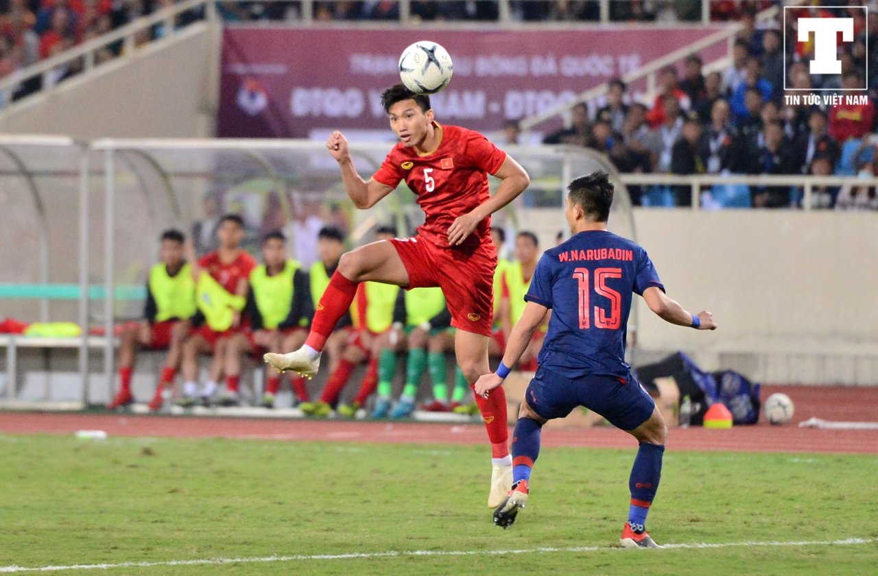 doan-van-hau-sua-sai-xa-than-minh-chan-bong-cuu-thua-cho-dt-viet-nam
