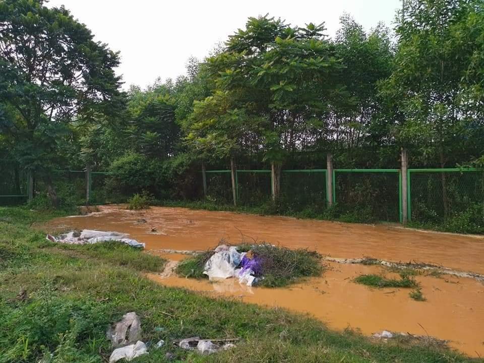 Nước tràn lênh láng ra đường. (Ảnh: FB).