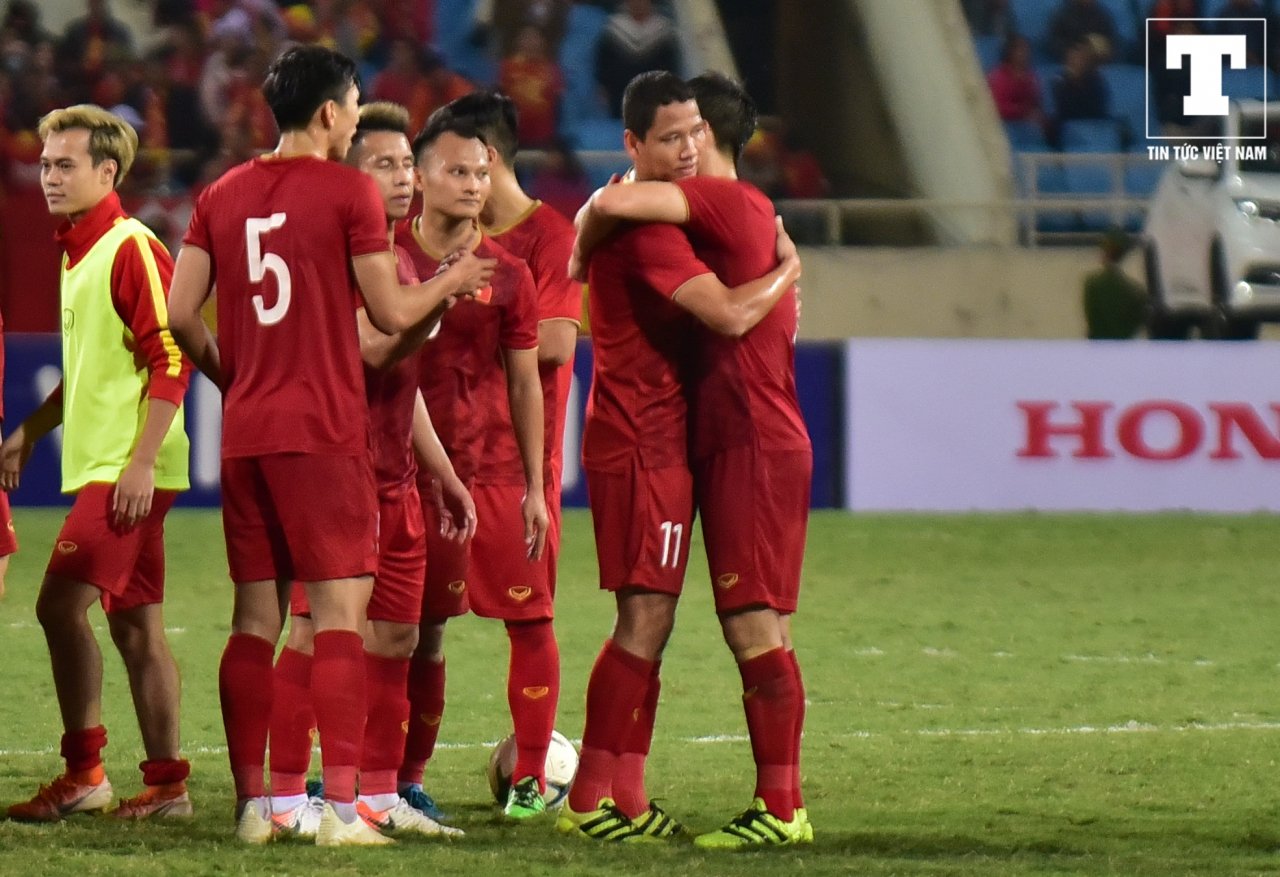 giay-phut-thi-dau-cuoi-cung-cua-su-nghiep-anh-duc-van-mang-den-noi-khiep-so-cho-hang-phong-ngu-thai-lan