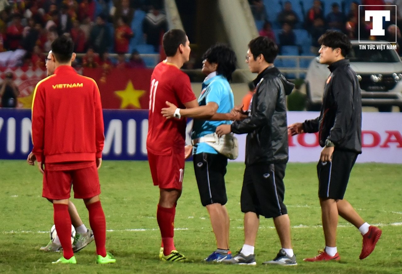 giay-phut-thi-dau-cuoi-cung-cua-su-nghiep-anh-duc-van-mang-den-noi-khiep-so-cho-hang-phong-ngu-thai-lan