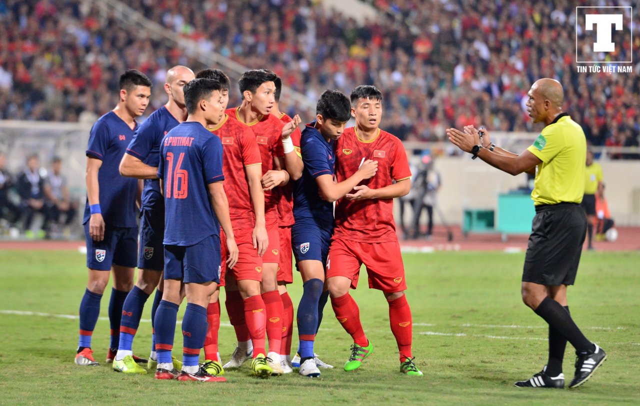 khong-chi-cat-coi-gay-tranh-cai-trong-tai-ahmed-al-kaf-con-nhieu-lan-nhac-nho-tuyen-thu-viet-nam
