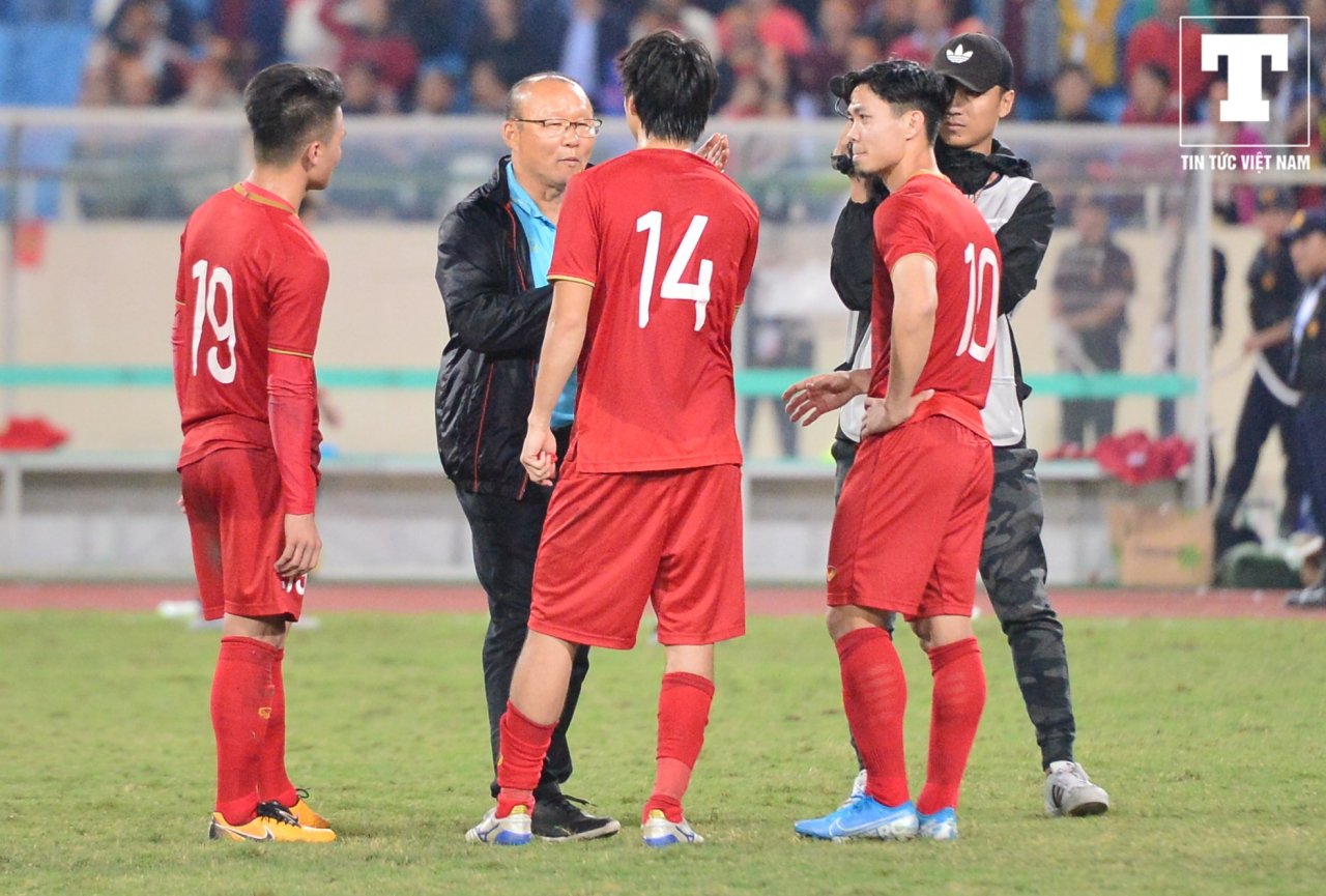 sau-tinh-huong-suyt-chien-dau-voi-tro-ly-thai-lan-la-hanh-dong-cuc-ky-am-ap-cua-hlv-park-hang-seo