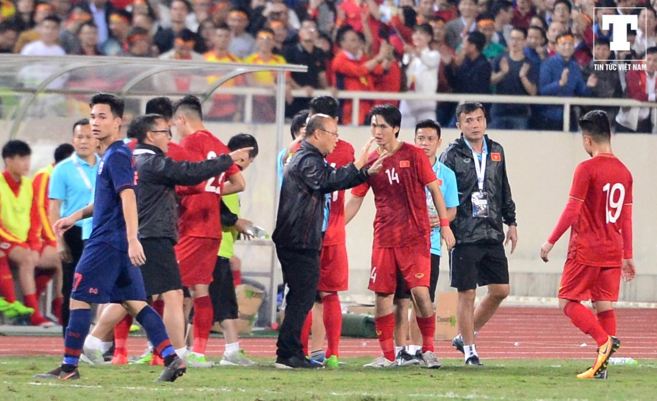 sau-tinh-huong-suyt-chien-dau-voi-tro-ly-thai-lan-la-hanh-dong-cuc-ky-am-ap-cua-hlv-park-hang-seo