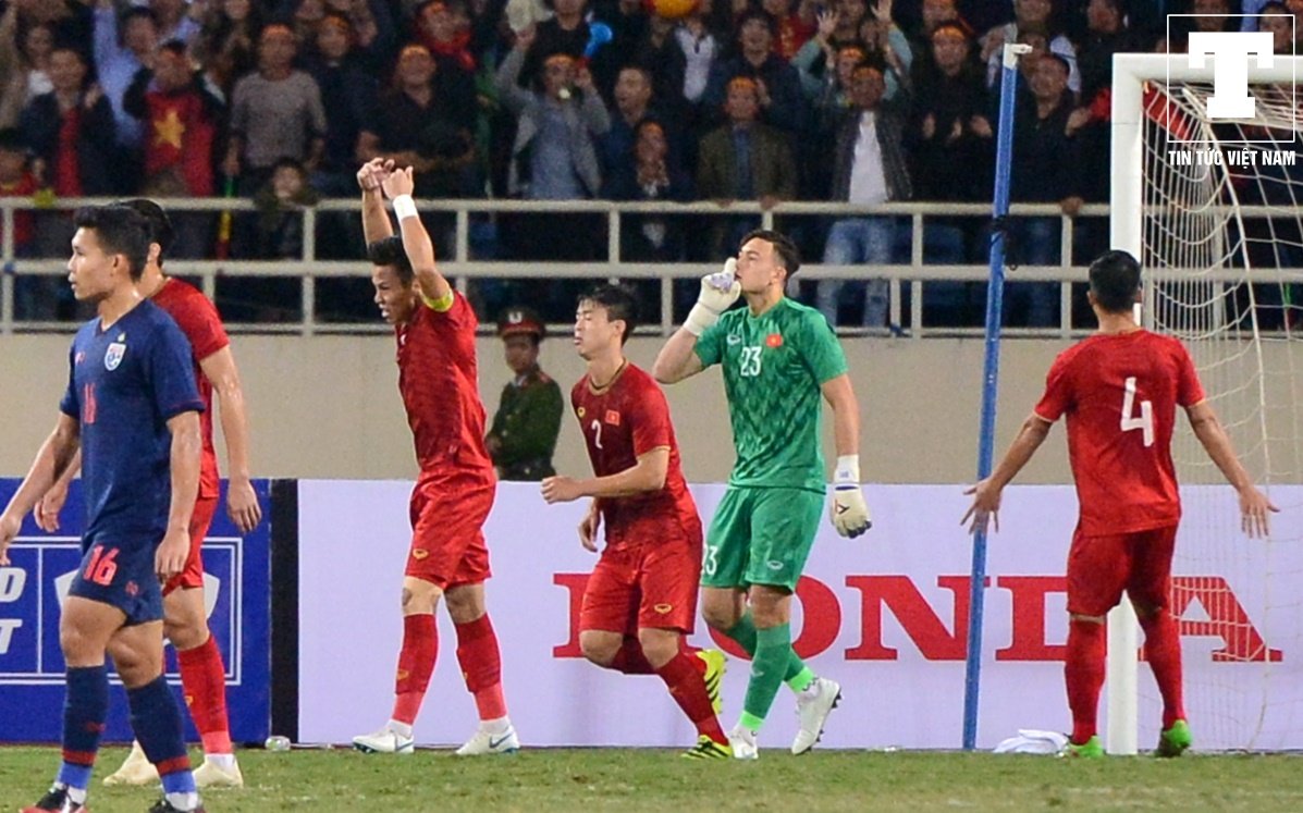 tro-thanh-nguoi-hung-cua-dt-viet-nam-dang-van-lam-tai-hien-pha-an-mung-gay-sot-tai-aff-cup-2018