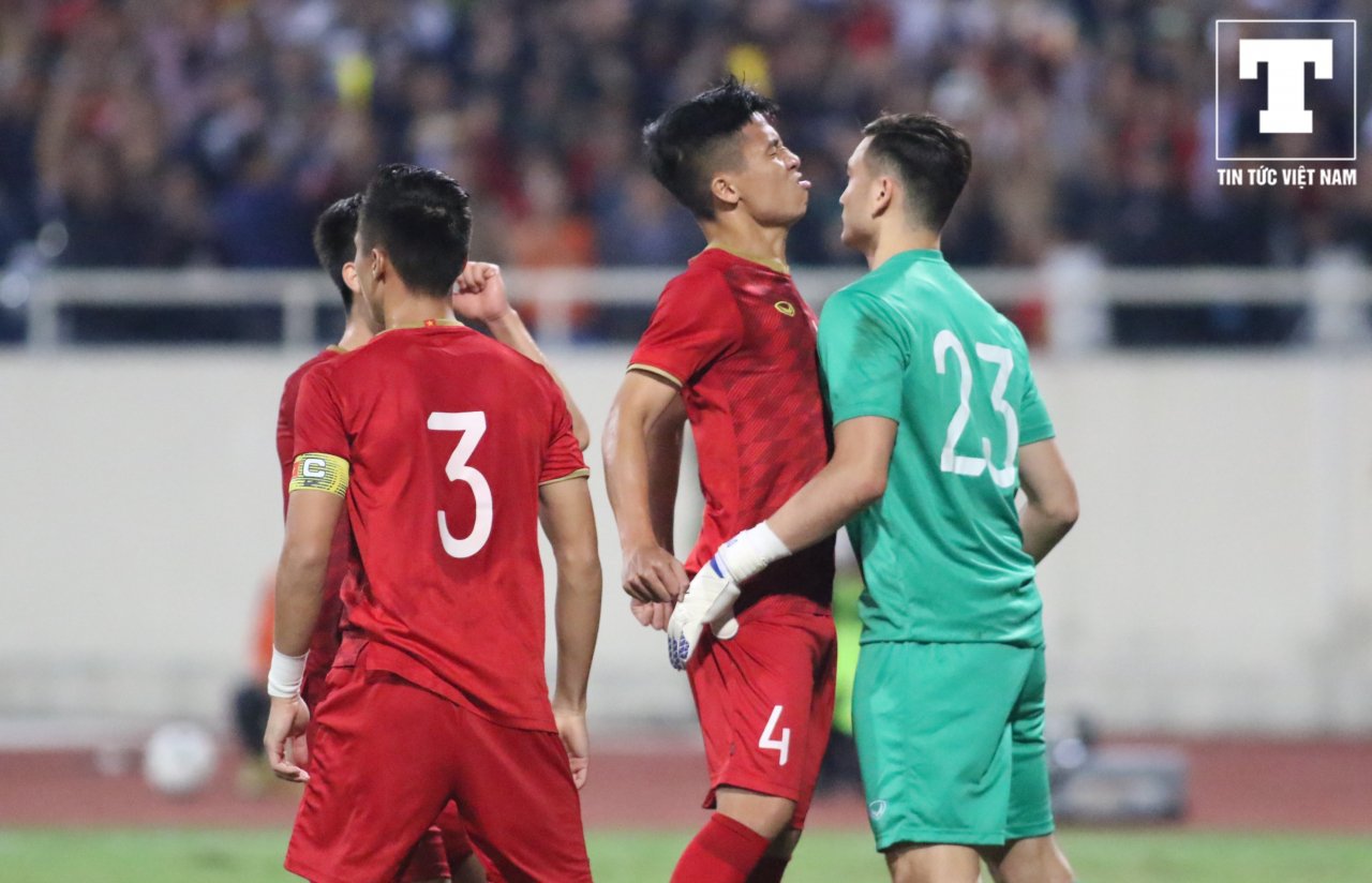 tro-thanh-nguoi-hung-cua-dt-viet-nam-dang-van-lam-tai-hien-pha-an-mung-gay-sot-tai-aff-cup-2018