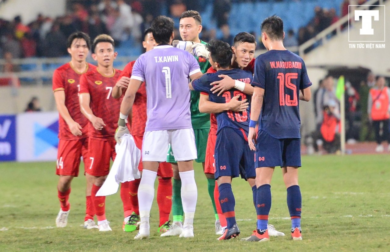 tro-thanh-nguoi-hung-cua-dt-viet-nam-dang-van-lam-tai-hien-pha-an-mung-gay-sot-tai-aff-cup-2018