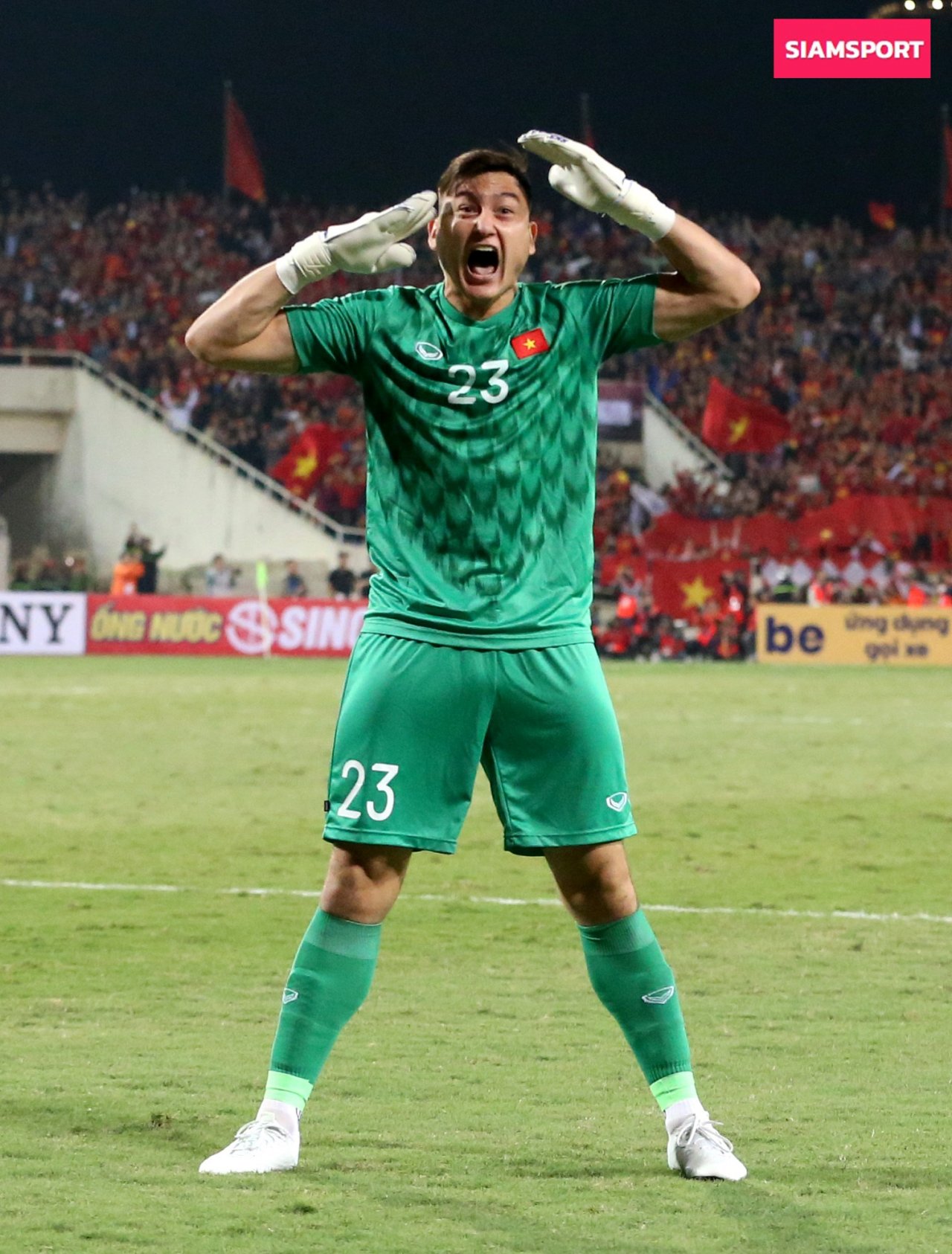 tro-thanh-nguoi-hung-cua-dt-viet-nam-dang-van-lam-tai-hien-pha-an-mung-gay-sot-tai-aff-cup-2018