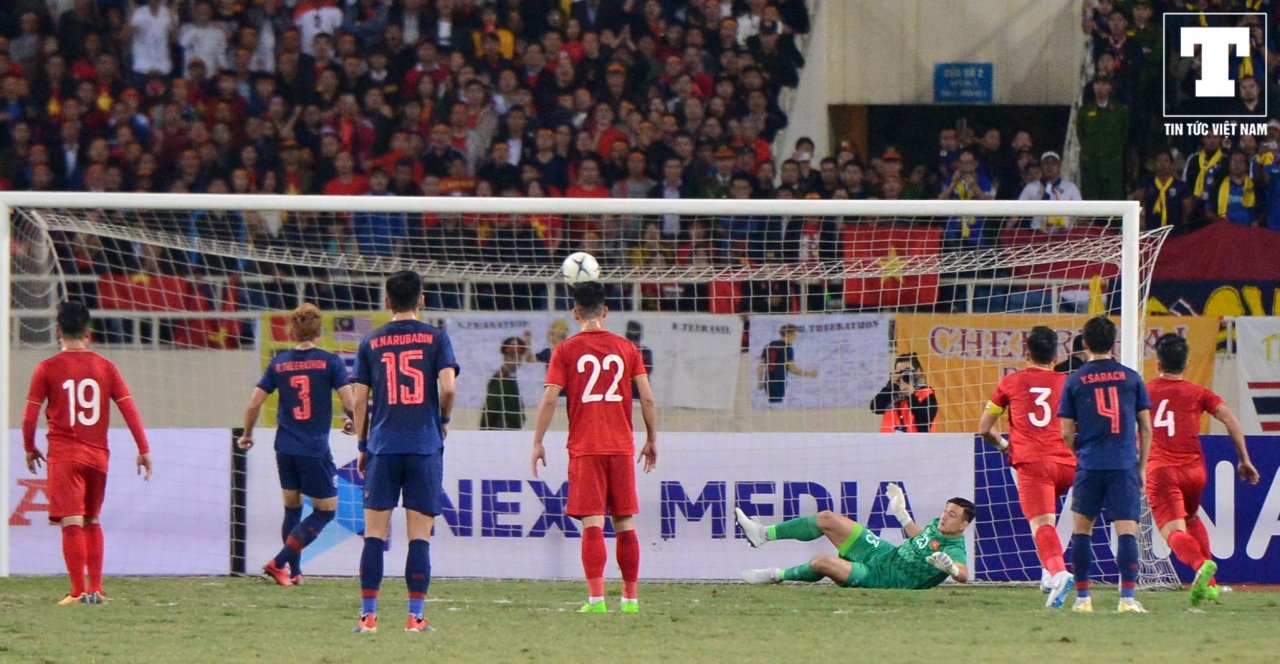 tro-thanh-nguoi-hung-cua-dt-viet-nam-dang-van-lam-tai-hien-pha-an-mung-gay-sot-tai-aff-cup-2018