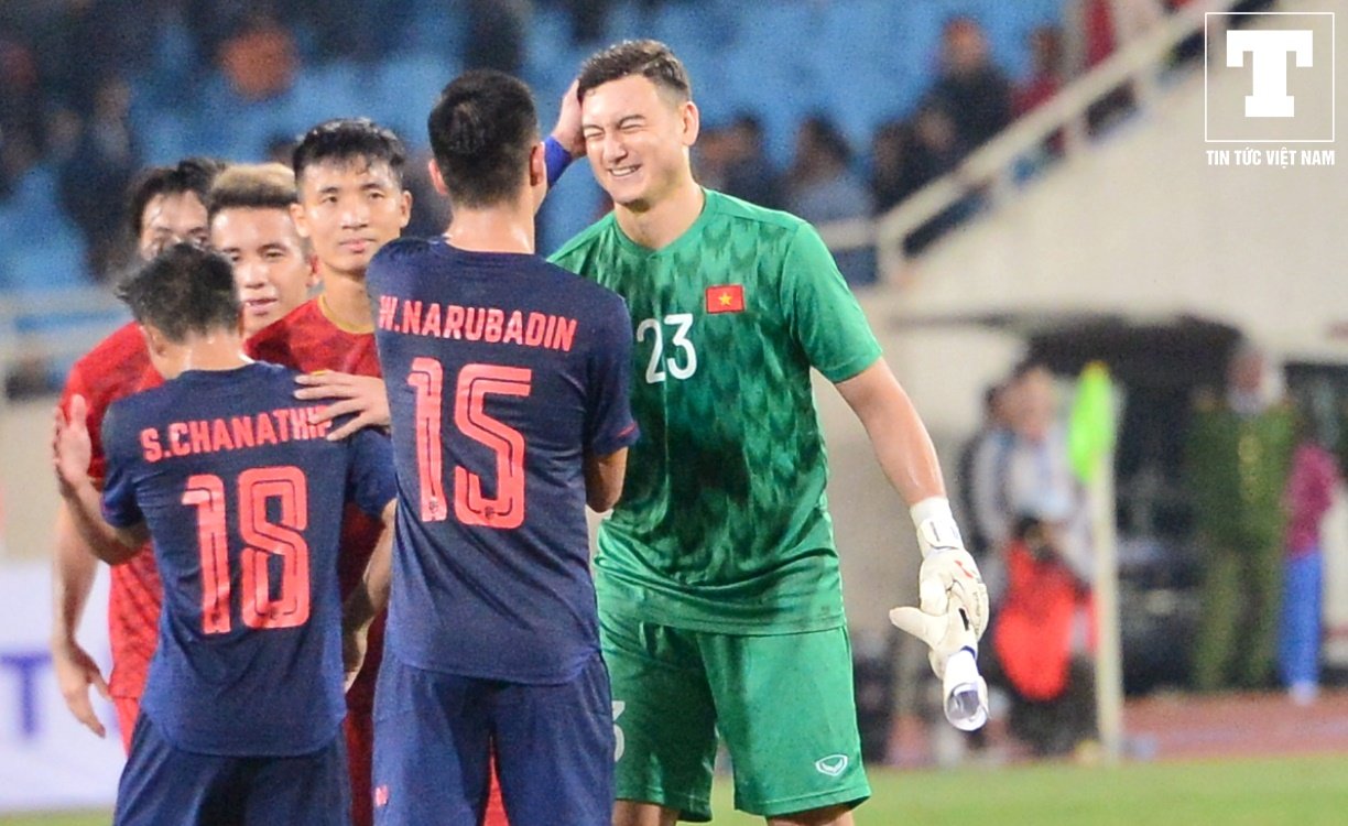 tro-thanh-nguoi-hung-cua-dt-viet-nam-dang-van-lam-tai-hien-pha-an-mung-gay-sot-tai-aff-cup-2018