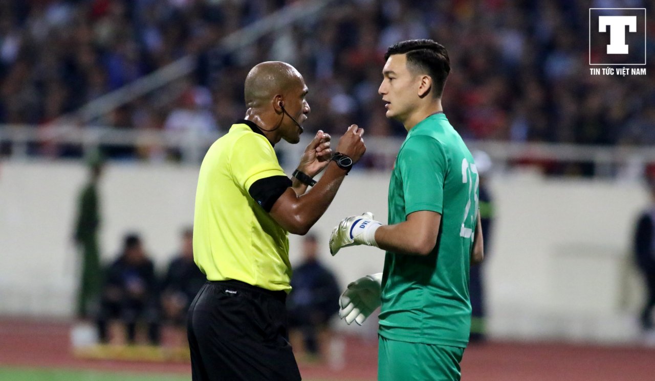 tro-thanh-nguoi-hung-cua-dt-viet-nam-dang-van-lam-tai-hien-pha-an-mung-gay-sot-tai-aff-cup-2018
