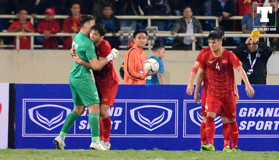 tro-thanh-nguoi-hung-cua-dt-viet-nam-dang-van-lam-tai-hien-pha-an-mung-gay-sot-tai-aff-cup-2018