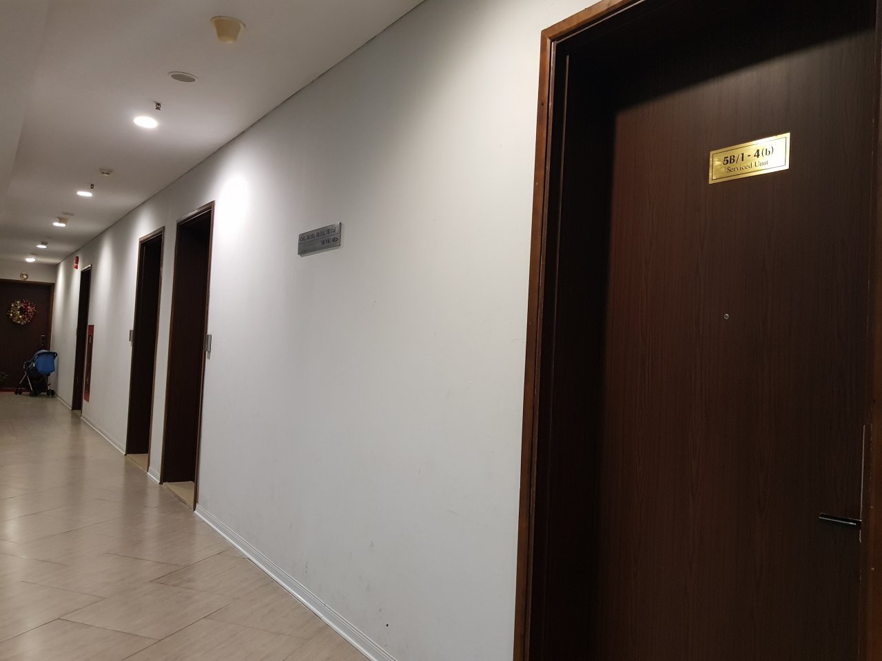 Dãy phòng 6 căn hộ được ngăn từ nhà trẻ mẫu giáo tầng 4, tháp 3 khối nhà B tại dự án Dolphin Plaza. (Báo Giao Thông).
