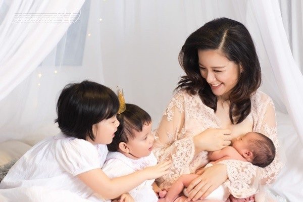 MC Minh Trang đã sinh con thứ 4 bằng phương pháp đẻ mổ. Em bé chào đời nặng 4 kg. Hiện tại, sức khỏe hai mẹ con đều ổn định.